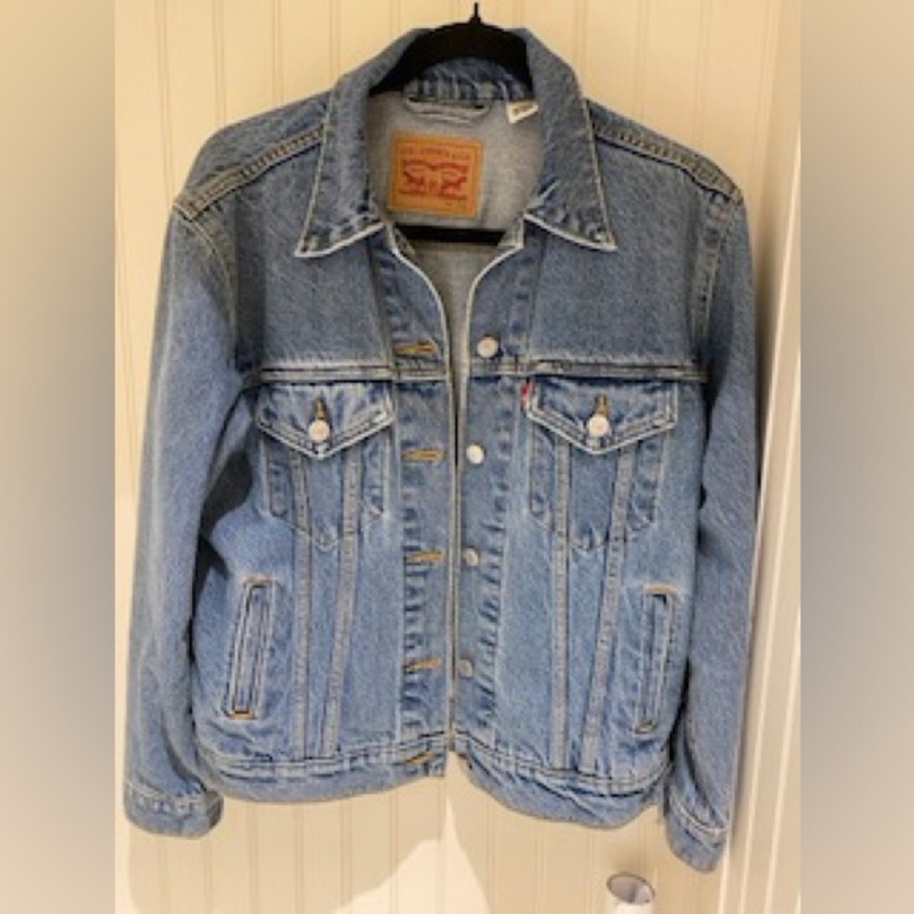 Levi’s light wash jean jacket